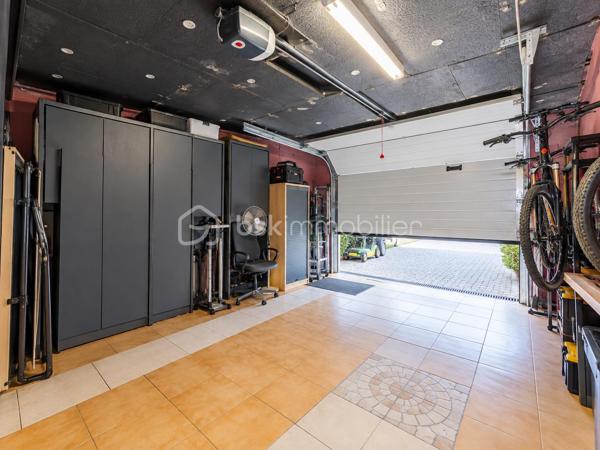 Idéalement située dans un environnement résidentiel calme et paisible, cette belle maison familiale d’environ 125 m² habitables,  édifiée sur un terrain de 460 m², offre de beaux volumes, une distribution fonctionnelle et de nombreux équipements pensés pour le confort de toute la famille.

Au rez-de-chaussée :

Une entrée accueillante avec placard dessert un agréable espace de vie composé :
* d’un lumineux salon avec cheminée encastrée fonctionnelle,
* d’une salle à manger conviviale,
* d’un bureau idéal pour le télétravail,
* d’une cuisine entièrement équipée avec îlot central et électroménager haut de gamme : lave-vaisselle Smeg, réfrigérateur américain LG, four Neff, plaque à induction avec hotte intégrée et robinet avec bouilloire intégrée,
* d’une salle d’eau moderne avec WC japonais.

À l’étage :

L’espace nuit se compose de quatre chambres confortables.

La suite parentale bénéficie d’un balcon, d’un dressing et d’une salle d’eau privative.

Trois autres chambres avec placards intégrés complètent cet étage, ainsi qu’une salle de bains avec baignoire et un WC japonais indépendant.

La maison dispose d’un sous-sol total offrant de nombreuses possibilités d’aménagement et de rangement :

* une buanderie avec point d’eau,
* une cuisine d’été,
* un vaste espace modulable selon vos envies : salle de cinéma, espace loisirs, dressing, atelier, bureau, cellier…,
* un garage permettant le stationnement de plusieurs véhicules.

Implantée sur une parcelle de 460 m², la maison profite d’un agréable jardin avec terrasse, espace barbecue et arbres fruitiers, idéal pour profiter des beaux jours en famille ou entre amis.

Une borne de recharge pour véhicule électrique est également installée dans l’allée.

Confort et équipements :

• VMC japonais
• Cheminée encastrée fonctionnelle avec système de diffusion de chaleur vers l’étage
• Cuisine entièrement équipée avec électroménager de qualité
• Nombreux rangements
• Borne de recharge pour véhicule électrique
• Sous-sol total offrant de multiples possibilités

La maison bénéficie d’un emplacement privilégié à proximité des commerces et supermarchés, à seulement quelques minutes à pied de la gare d’Épluches et de plusieurs lignes de bus.

Vous profiterez également de la proximité du parc de Maubuisson et de la Coulée verte, parfaits pour les promenades et les activités en plein air.

L’école des Bourseaux se situe à environ 900 mètres et le lycée Jean Perrin à environ 1 km.

L’accès aux principaux axes routiers, notamment la N184 et l’A15, est également rapide.

Une maison familiale généreuse, fonctionnelle et parfaitement pensée pour une vie confortable, offrant de beaux espaces de vie, quatre chambres, un sous-sol total et un agréable jardin. Un bien rare à découvrir sans tarder.