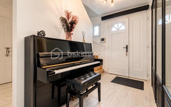 Idéalement située dans un environnement résidentiel calme et paisible, cette belle maison familiale d’environ 125 m² habitables,  édifiée sur un terrain de 460 m², offre de beaux volumes, une distribution fonctionnelle et de nombreux équipements pensés pour le confort de toute la famille.

Au rez-de-chaussée :

Une entrée accueillante avec placard dessert un agréable espace de vie composé :
* d’un lumineux salon avec cheminée encastrée fonctionnelle,
* d’une salle à manger conviviale,
* d’un bureau idéal pour le télétravail,
* d’une cuisine entièrement équipée avec îlot central et électroménager haut de gamme : lave-vaisselle Smeg, réfrigérateur américain LG, four Neff, plaque à induction avec hotte intégrée et robinet avec bouilloire intégrée,
* d’une salle d’eau moderne avec WC japonais.

À l’étage :

L’espace nuit se compose de quatre chambres confortables.

La suite parentale bénéficie d’un balcon, d’un dressing et d’une salle d’eau privative.

Trois autres chambres avec placards intégrés complètent cet étage, ainsi qu’une salle de bains avec baignoire et un WC japonais indépendant.

La maison dispose d’un sous-sol total offrant de nombreuses possibilités d’aménagement et de rangement :

* une buanderie avec point d’eau,
* une cuisine d’été,
* un vaste espace modulable selon vos envies : salle de cinéma, espace loisirs, dressing, atelier, bureau, cellier…,
* un garage permettant le stationnement de plusieurs véhicules.

Implantée sur une parcelle de 460 m², la maison profite d’un agréable jardin avec terrasse, espace barbecue et arbres fruitiers, idéal pour profiter des beaux jours en famille ou entre amis.

Une borne de recharge pour véhicule électrique est également installée dans l’allée.

Confort et équipements :

• VMC japonais
• Cheminée encastrée fonctionnelle avec système de diffusion de chaleur vers l’étage
• Cuisine entièrement équipée avec électroménager de qualité
• Nombreux rangements
• Borne de recharge pour véhicule électrique
• Sous-sol total offrant de multiples possibilités

La maison bénéficie d’un emplacement privilégié à proximité des commerces et supermarchés, à seulement quelques minutes à pied de la gare d’Épluches et de plusieurs lignes de bus.

Vous profiterez également de la proximité du parc de Maubuisson et de la Coulée verte, parfaits pour les promenades et les activités en plein air.

L’école des Bourseaux se situe à environ 900 mètres et le lycée Jean Perrin à environ 1 km.

L’accès aux principaux axes routiers, notamment la N184 et l’A15, est également rapide.

Une maison familiale généreuse, fonctionnelle et parfaitement pensée pour une vie confortable, offrant de beaux espaces de vie, quatre chambres, un sous-sol total et un agréable jardin. Un bien rare à découvrir sans tarder.