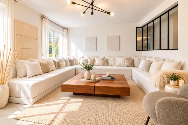 Idéalement située dans un environnement résidentiel calme et paisible, cette belle maison familiale d’environ 125 m² habitables,  édifiée sur un terrain de 460 m², offre de beaux volumes, une distribution fonctionnelle et de nombreux équipements pensés pour le confort de toute la famille.

Au rez-de-chaussée :

Une entrée accueillante avec placard dessert un agréable espace de vie composé :
* d’un lumineux salon avec cheminée encastrée fonctionnelle,
* d’une salle à manger conviviale,
* d’un bureau idéal pour le télétravail,
* d’une cuisine entièrement équipée avec îlot central et électroménager haut de gamme : lave-vaisselle Smeg, réfrigérateur américain LG, four Neff, plaque à induction avec hotte intégrée et robinet avec bouilloire intégrée,
* d’une salle d’eau moderne avec WC japonais.

À l’étage :

L’espace nuit se compose de quatre chambres confortables.

La suite parentale bénéficie d’un balcon, d’un dressing et d’une salle d’eau privative.

Trois autres chambres avec placards intégrés complètent cet étage, ainsi qu’une salle de bains avec baignoire et un WC japonais indépendant.

La maison dispose d’un sous-sol total offrant de nombreuses possibilités d’aménagement et de rangement :

* une buanderie avec point d’eau,
* une cuisine d’été,
* un vaste espace modulable selon vos envies : salle de cinéma, espace loisirs, dressing, atelier, bureau, cellier…,
* un garage permettant le stationnement de plusieurs véhicules.

Implantée sur une parcelle de 460 m², la maison profite d’un agréable jardin avec terrasse, espace barbecue et arbres fruitiers, idéal pour profiter des beaux jours en famille ou entre amis.

Une borne de recharge pour véhicule électrique est également installée dans l’allée.

Confort et équipements :

• VMC japonais
• Cheminée encastrée fonctionnelle avec système de diffusion de chaleur vers l’étage
• Cuisine entièrement équipée avec électroménager de qualité
• Nombreux rangements
• Borne de recharge pour véhicule électrique
• Sous-sol total offrant de multiples possibilités

La maison bénéficie d’un emplacement privilégié à proximité des commerces et supermarchés, à seulement quelques minutes à pied de la gare d’Épluches et de plusieurs lignes de bus.

Vous profiterez également de la proximité du parc de Maubuisson et de la Coulée verte, parfaits pour les promenades et les activités en plein air.

L’école des Bourseaux se situe à environ 900 mètres et le lycée Jean Perrin à environ 1 km.

L’accès aux principaux axes routiers, notamment la N184 et l’A15, est également rapide.

Une maison familiale généreuse, fonctionnelle et parfaitement pensée pour une vie confortable, offrant de beaux espaces de vie, quatre chambres, un sous-sol total et un agréable jardin. Un bien rare à découvrir sans tarder.