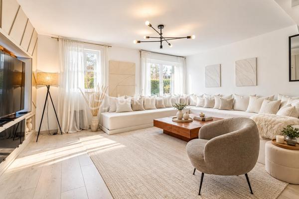 Idéalement située dans un environnement résidentiel calme et paisible, cette belle maison familiale d’environ 125 m² habitables,  édifiée sur un terrain de 460 m², offre de beaux volumes, une distribution fonctionnelle et de nombreux équipements pensés pour le confort de toute la famille.

Au rez-de-chaussée :

Une entrée accueillante avec placard dessert un agréable espace de vie composé :
* d’un lumineux salon avec cheminée encastrée fonctionnelle,
* d’une salle à manger conviviale,
* d’un bureau idéal pour le télétravail,
* d’une cuisine entièrement équipée avec îlot central et électroménager haut de gamme : lave-vaisselle Smeg, réfrigérateur américain LG, four Neff, plaque à induction avec hotte intégrée et robinet avec bouilloire intégrée,
* d’une salle d’eau moderne avec WC japonais.

À l’étage :

L’espace nuit se compose de quatre chambres confortables.

La suite parentale bénéficie d’un balcon, d’un dressing et d’une salle d’eau privative.

Trois autres chambres avec placards intégrés complètent cet étage, ainsi qu’une salle de bains avec baignoire et un WC japonais indépendant.

La maison dispose d’un sous-sol total offrant de nombreuses possibilités d’aménagement et de rangement :

* une buanderie avec point d’eau,
* une cuisine d’été,
* un vaste espace modulable selon vos envies : salle de cinéma, espace loisirs, dressing, atelier, bureau, cellier…,
* un garage permettant le stationnement de plusieurs véhicules.

Implantée sur une parcelle de 460 m², la maison profite d’un agréable jardin avec terrasse, espace barbecue et arbres fruitiers, idéal pour profiter des beaux jours en famille ou entre amis.

Une borne de recharge pour véhicule électrique est également installée dans l’allée.

Confort et équipements :

• VMC japonais
• Cheminée encastrée fonctionnelle avec système de diffusion de chaleur vers l’étage
• Cuisine entièrement équipée avec électroménager de qualité
• Nombreux rangements
• Borne de recharge pour véhicule électrique
• Sous-sol total offrant de multiples possibilités

La maison bénéficie d’un emplacement privilégié à proximité des commerces et supermarchés, à seulement quelques minutes à pied de la gare d’Épluches et de plusieurs lignes de bus.

Vous profiterez également de la proximité du parc de Maubuisson et de la Coulée verte, parfaits pour les promenades et les activités en plein air.

L’école des Bourseaux se situe à environ 900 mètres et le lycée Jean Perrin à environ 1 km.

L’accès aux principaux axes routiers, notamment la N184 et l’A15, est également rapide.

Une maison familiale généreuse, fonctionnelle et parfaitement pensée pour une vie confortable, offrant de beaux espaces de vie, quatre chambres, un sous-sol total et un agréable jardin. Un bien rare à découvrir sans tarder.