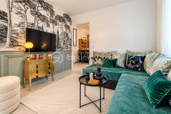 Idéalement située dans un environnement résidentiel calme et paisible, cette belle maison familiale d’environ 125 m² habitables,  édifiée sur un terrain de 460 m², offre de beaux volumes, une distribution fonctionnelle et de nombreux équipements pensés pour le confort de toute la famille.

Au rez-de-chaussée :

Une entrée accueillante avec placard dessert un agréable espace de vie composé :
* d’un lumineux salon avec cheminée encastrée fonctionnelle,
* d’une salle à manger conviviale,
* d’un bureau idéal pour le télétravail,
* d’une cuisine entièrement équipée avec îlot central et électroménager haut de gamme : lave-vaisselle Smeg, réfrigérateur américain LG, four Neff, plaque à induction avec hotte intégrée et robinet avec bouilloire intégrée,
* d’une salle d’eau moderne avec WC japonais.

À l’étage :

L’espace nuit se compose de quatre chambres confortables.

La suite parentale bénéficie d’un balcon, d’un dressing et d’une salle d’eau privative.

Trois autres chambres avec placards intégrés complètent cet étage, ainsi qu’une salle de bains avec baignoire et un WC japonais indépendant.

La maison dispose d’un sous-sol total offrant de nombreuses possibilités d’aménagement et de rangement :

* une buanderie avec point d’eau,
* une cuisine d’été,
* un vaste espace modulable selon vos envies : salle de cinéma, espace loisirs, dressing, atelier, bureau, cellier…,
* un garage permettant le stationnement de plusieurs véhicules.

Implantée sur une parcelle de 460 m², la maison profite d’un agréable jardin avec terrasse, espace barbecue et arbres fruitiers, idéal pour profiter des beaux jours en famille ou entre amis.

Une borne de recharge pour véhicule électrique est également installée dans l’allée.

Confort et équipements :

• VMC japonais
• Cheminée encastrée fonctionnelle avec système de diffusion de chaleur vers l’étage
• Cuisine entièrement équipée avec électroménager de qualité
• Nombreux rangements
• Borne de recharge pour véhicule électrique
• Sous-sol total offrant de multiples possibilités

La maison bénéficie d’un emplacement privilégié à proximité des commerces et supermarchés, à seulement quelques minutes à pied de la gare d’Épluches et de plusieurs lignes de bus.

Vous profiterez également de la proximité du parc de Maubuisson et de la Coulée verte, parfaits pour les promenades et les activités en plein air.

L’école des Bourseaux se situe à environ 900 mètres et le lycée Jean Perrin à environ 1 km.

L’accès aux principaux axes routiers, notamment la N184 et l’A15, est également rapide.

Une maison familiale généreuse, fonctionnelle et parfaitement pensée pour une vie confortable, offrant de beaux espaces de vie, quatre chambres, un sous-sol total et un agréable jardin. Un bien rare à découvrir sans tarder.