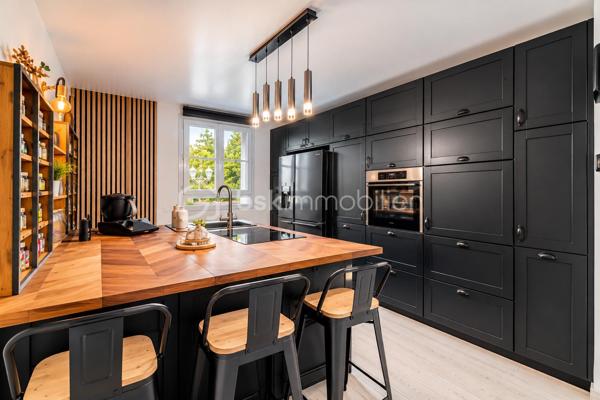 Idéalement située dans un environnement résidentiel calme et paisible, cette belle maison familiale d’environ 125 m² habitables,  édifiée sur un terrain de 460 m², offre de beaux volumes, une distribution fonctionnelle et de nombreux équipements pensés pour le confort de toute la famille.

Au rez-de-chaussée :

Une entrée accueillante avec placard dessert un agréable espace de vie composé :
* d’un lumineux salon avec cheminée encastrée fonctionnelle,
* d’une salle à manger conviviale,
* d’un bureau idéal pour le télétravail,
* d’une cuisine entièrement équipée avec îlot central et électroménager haut de gamme : lave-vaisselle Smeg, réfrigérateur américain LG, four Neff, plaque à induction avec hotte intégrée et robinet avec bouilloire intégrée,
* d’une salle d’eau moderne avec WC japonais.

À l’étage :

L’espace nuit se compose de quatre chambres confortables.

La suite parentale bénéficie d’un balcon, d’un dressing et d’une salle d’eau privative.

Trois autres chambres avec placards intégrés complètent cet étage, ainsi qu’une salle de bains avec baignoire et un WC japonais indépendant.

La maison dispose d’un sous-sol total offrant de nombreuses possibilités d’aménagement et de rangement :

* une buanderie avec point d’eau,
* une cuisine d’été,
* un vaste espace modulable selon vos envies : salle de cinéma, espace loisirs, dressing, atelier, bureau, cellier…,
* un garage permettant le stationnement de plusieurs véhicules.

Implantée sur une parcelle de 460 m², la maison profite d’un agréable jardin avec terrasse, espace barbecue et arbres fruitiers, idéal pour profiter des beaux jours en famille ou entre amis.

Une borne de recharge pour véhicule électrique est également installée dans l’allée.

Confort et équipements :

• VMC japonais
• Cheminée encastrée fonctionnelle avec système de diffusion de chaleur vers l’étage
• Cuisine entièrement équipée avec électroménager de qualité
• Nombreux rangements
• Borne de recharge pour véhicule électrique
• Sous-sol total offrant de multiples possibilités

La maison bénéficie d’un emplacement privilégié à proximité des commerces et supermarchés, à seulement quelques minutes à pied de la gare d’Épluches et de plusieurs lignes de bus.

Vous profiterez également de la proximité du parc de Maubuisson et de la Coulée verte, parfaits pour les promenades et les activités en plein air.

L’école des Bourseaux se situe à environ 900 mètres et le lycée Jean Perrin à environ 1 km.

L’accès aux principaux axes routiers, notamment la N184 et l’A15, est également rapide.

Une maison familiale généreuse, fonctionnelle et parfaitement pensée pour une vie confortable, offrant de beaux espaces de vie, quatre chambres, un sous-sol total et un agréable jardin. Un bien rare à découvrir sans tarder.