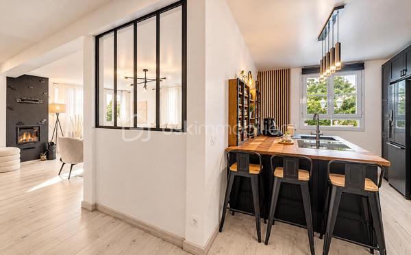 Idéalement située dans un environnement résidentiel calme et paisible, cette belle maison familiale d’environ 125 m² habitables,  édifiée sur un terrain de 460 m², offre de beaux volumes, une distribution fonctionnelle et de nombreux équipements pensés pour le confort de toute la famille.

Au rez-de-chaussée :

Une entrée accueillante avec placard dessert un agréable espace de vie composé :
* d’un lumineux salon avec cheminée encastrée fonctionnelle,
* d’une salle à manger conviviale,
* d’un bureau idéal pour le télétravail,
* d’une cuisine entièrement équipée avec îlot central et électroménager haut de gamme : lave-vaisselle Smeg, réfrigérateur américain LG, four Neff, plaque à induction avec hotte intégrée et robinet avec bouilloire intégrée,
* d’une salle d’eau moderne avec WC japonais.

À l’étage :

L’espace nuit se compose de quatre chambres confortables.

La suite parentale bénéficie d’un balcon, d’un dressing et d’une salle d’eau privative.

Trois autres chambres avec placards intégrés complètent cet étage, ainsi qu’une salle de bains avec baignoire et un WC japonais indépendant.

La maison dispose d’un sous-sol total offrant de nombreuses possibilités d’aménagement et de rangement :

* une buanderie avec point d’eau,
* une cuisine d’été,
* un vaste espace modulable selon vos envies : salle de cinéma, espace loisirs, dressing, atelier, bureau, cellier…,
* un garage permettant le stationnement de plusieurs véhicules.

Implantée sur une parcelle de 460 m², la maison profite d’un agréable jardin avec terrasse, espace barbecue et arbres fruitiers, idéal pour profiter des beaux jours en famille ou entre amis.

Une borne de recharge pour véhicule électrique est également installée dans l’allée.

Confort et équipements :

• VMC japonais
• Cheminée encastrée fonctionnelle avec système de diffusion de chaleur vers l’étage
• Cuisine entièrement équipée avec électroménager de qualité
• Nombreux rangements
• Borne de recharge pour véhicule électrique
• Sous-sol total offrant de multiples possibilités

La maison bénéficie d’un emplacement privilégié à proximité des commerces et supermarchés, à seulement quelques minutes à pied de la gare d’Épluches et de plusieurs lignes de bus.

Vous profiterez également de la proximité du parc de Maubuisson et de la Coulée verte, parfaits pour les promenades et les activités en plein air.

L’école des Bourseaux se situe à environ 900 mètres et le lycée Jean Perrin à environ 1 km.

L’accès aux principaux axes routiers, notamment la N184 et l’A15, est également rapide.

Une maison familiale généreuse, fonctionnelle et parfaitement pensée pour une vie confortable, offrant de beaux espaces de vie, quatre chambres, un sous-sol total et un agréable jardin. Un bien rare à découvrir sans tarder.