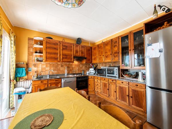 Maison familiale avec vue mer, jardin piscinable et fort potentiel