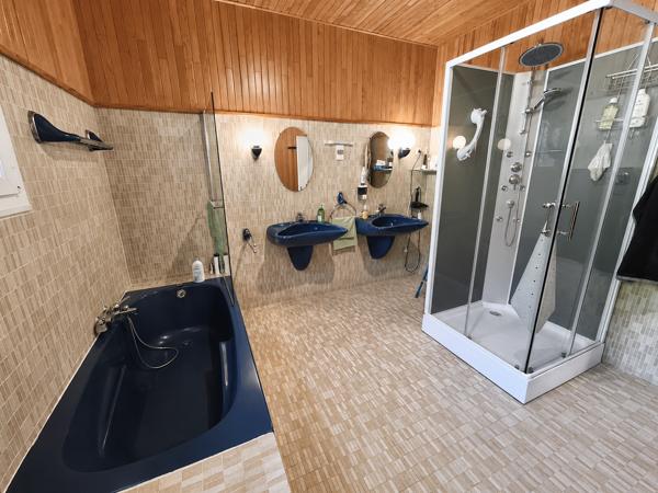 Maison familiale avec vue mer, jardin piscinable et fort potentiel
