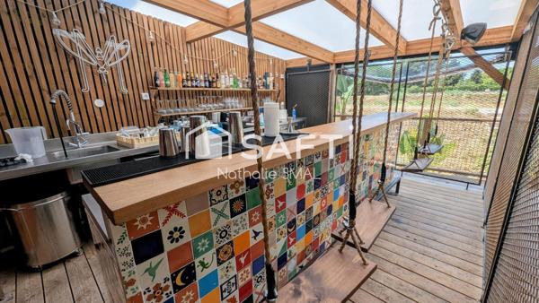 Cadre dépaysant en bord de canal, concept fort et exploitation performante.