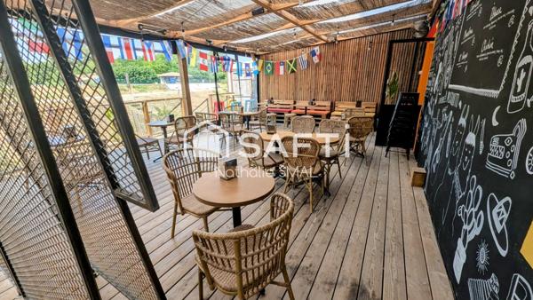 Cadre dépaysant en bord de canal, concept fort et exploitation performante.