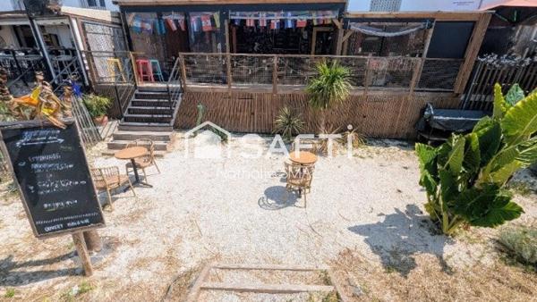 Cadre dépaysant en bord de canal, concept fort et exploitation performante.