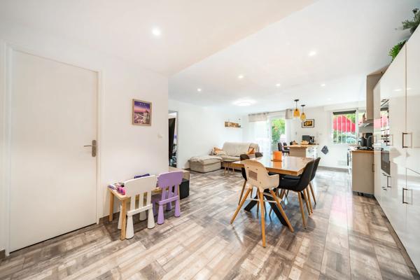Appartement
         2 pièces
        - 58 m² 260 000 € *