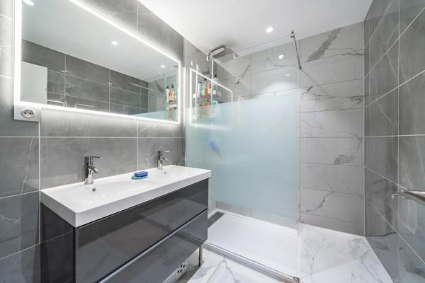 Appartement
         2 pièces
        - 58 m² 260 000 € *