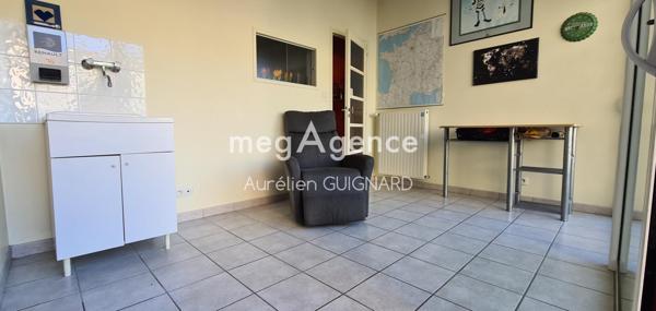 Maison à Nueil-les-Aubiers, 79250 - 9 pièces 153m²