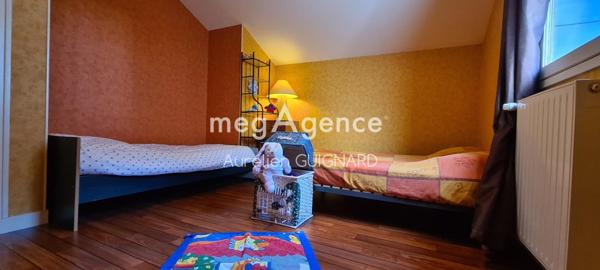 Maison à Nueil-les-Aubiers, 79250 - 9 pièces 153m²