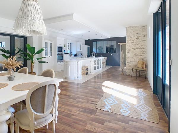 Venez succomber au charme de cette propriété d'exception, nichée dans un environnement paisible sur la commune de Vallet, à seulement 5 minutes de l'axe Nantes-Cholet et à proximité immédiate de toutes les commodités.