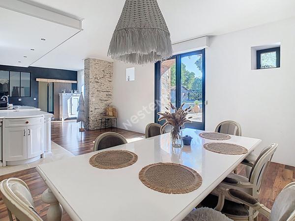 Venez succomber au charme de cette propriété d'exception, nichée dans un environnement paisible sur la commune de Vallet, à seulement 5 minutes de l'axe Nantes-Cholet et à proximité immédiate de toutes les commodités.