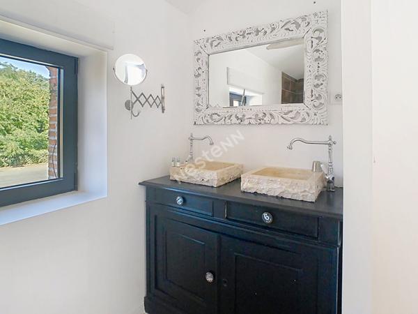 Venez succomber au charme de cette propriété d'exception, nichée dans un environnement paisible sur la commune de Vallet, à seulement 5 minutes de l'axe Nantes-Cholet et à proximité immédiate de toutes les commodités.