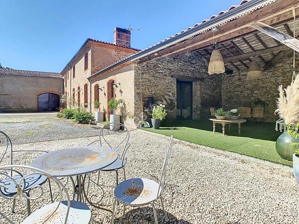 Venez succomber au charme de cette propriété d'exception, nichée dans un environnement paisible sur la commune de Vallet, à seulement 5 minutes de l'axe Nantes-Cholet et à proximité immédiate de toutes les commodités.