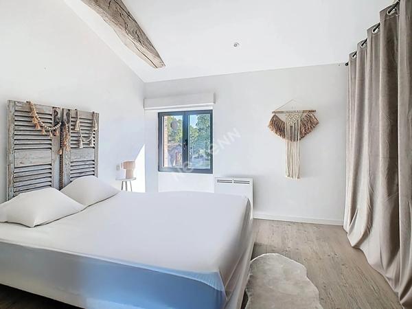 Venez succomber au charme de cette propriété d'exception, nichée dans un environnement paisible sur la commune de Vallet, à seulement 5 minutes de l'axe Nantes-Cholet et à proximité immédiate de toutes les commodités.