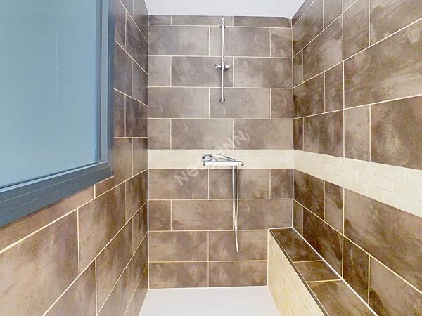 Venez succomber au charme de cette propriété d'exception, nichée dans un environnement paisible sur la commune de Vallet, à seulement 5 minutes de l'axe Nantes-Cholet et à proximité immédiate de toutes les commodités.