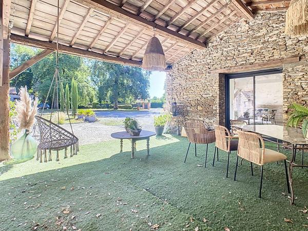 Venez succomber au charme de cette propriété d'exception, nichée dans un environnement paisible sur la commune de Vallet, à seulement 5 minutes de l'axe Nantes-Cholet et à proximité immédiate de toutes les commodités.