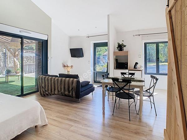 Venez succomber au charme de cette propriété d'exception, nichée dans un environnement paisible sur la commune de Vallet, à seulement 5 minutes de l'axe Nantes-Cholet et à proximité immédiate de toutes les commodités.