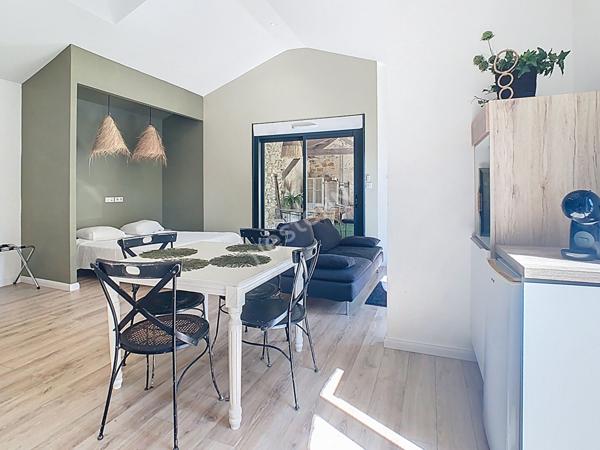 Venez succomber au charme de cette propriété d'exception, nichée dans un environnement paisible sur la commune de Vallet, à seulement 5 minutes de l'axe Nantes-Cholet et à proximité immédiate de toutes les commodités.