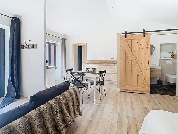 Venez succomber au charme de cette propriété d'exception, nichée dans un environnement paisible sur la commune de Vallet, à seulement 5 minutes de l'axe Nantes-Cholet et à proximité immédiate de toutes les commodités.