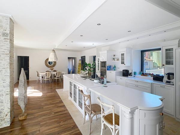 Venez succomber au charme de cette propriété d'exception, nichée dans un environnement paisible sur la commune de Vallet, à seulement 5 minutes de l'axe Nantes-Cholet et à proximité immédiate de toutes les commodités.