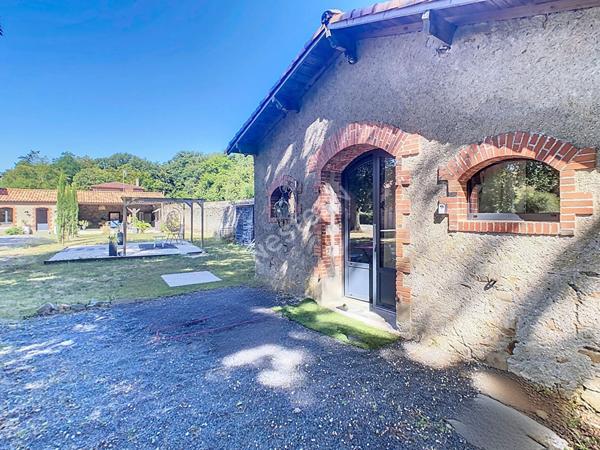 Venez succomber au charme de cette propriété d'exception, nichée dans un environnement paisible sur la commune de Vallet, à seulement 5 minutes de l'axe Nantes-Cholet et à proximité immédiate de toutes les commodités.