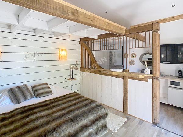 Venez succomber au charme de cette propriété d'exception, nichée dans un environnement paisible sur la commune de Vallet, à seulement 5 minutes de l'axe Nantes-Cholet et à proximité immédiate de toutes les commodités.