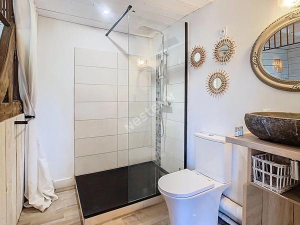 Venez succomber au charme de cette propriété d'exception, nichée dans un environnement paisible sur la commune de Vallet, à seulement 5 minutes de l'axe Nantes-Cholet et à proximité immédiate de toutes les commodités.