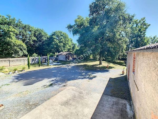 Venez succomber au charme de cette propriété d'exception, nichée dans un environnement paisible sur la commune de Vallet, à seulement 5 minutes de l'axe Nantes-Cholet et à proximité immédiate de toutes les commodités.