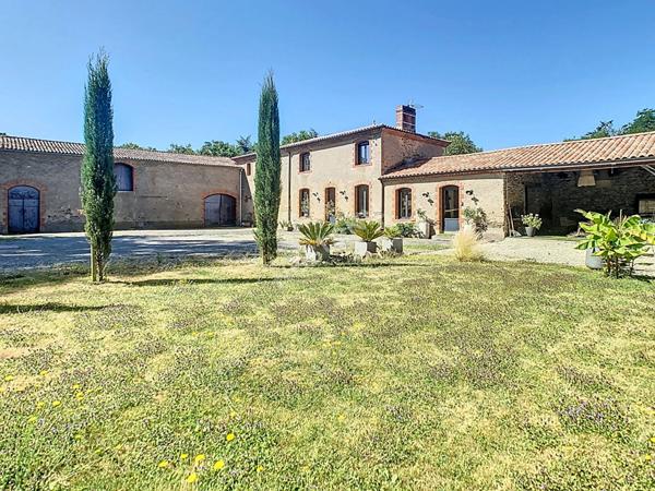 Venez succomber au charme de cette propriété d'exception, nichée dans un environnement paisible sur la commune de Vallet, à seulement 5 minutes de l'axe Nantes-Cholet et à proximité immédiate de toutes les commodités.