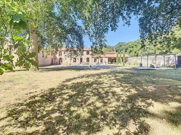 Venez succomber au charme de cette propriété d'exception, nichée dans un environnement paisible sur la commune de Vallet, à seulement 5 minutes de l'axe Nantes-Cholet et à proximité immédiate de toutes les commodités.