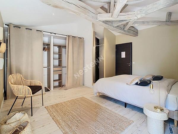 Venez succomber au charme de cette propriété d'exception, nichée dans un environnement paisible sur la commune de Vallet, à seulement 5 minutes de l'axe Nantes-Cholet et à proximité immédiate de toutes les commodités.