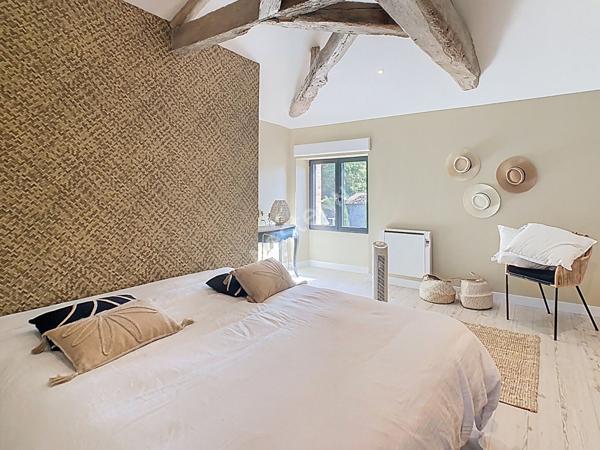 Venez succomber au charme de cette propriété d'exception, nichée dans un environnement paisible sur la commune de Vallet, à seulement 5 minutes de l'axe Nantes-Cholet et à proximité immédiate de toutes les commodités.