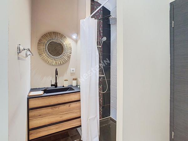 Venez succomber au charme de cette propriété d'exception, nichée dans un environnement paisible sur la commune de Vallet, à seulement 5 minutes de l'axe Nantes-Cholet et à proximité immédiate de toutes les commodités.