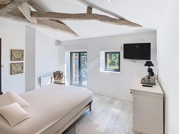 Venez succomber au charme de cette propriété d'exception, nichée dans un environnement paisible sur la commune de Vallet, à seulement 5 minutes de l'axe Nantes-Cholet et à proximité immédiate de toutes les commodités.