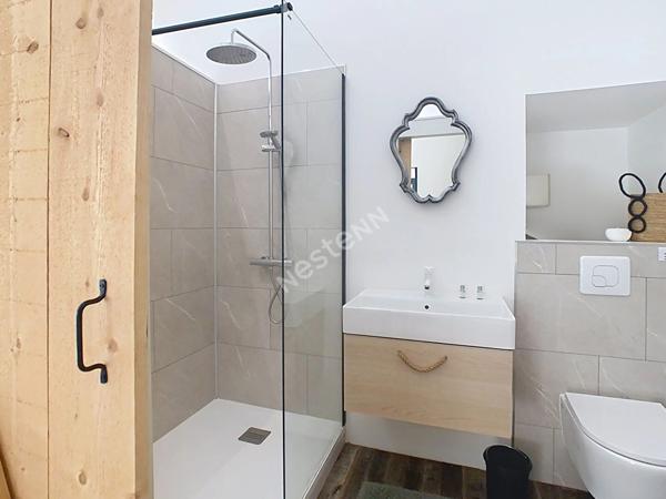 Venez succomber au charme de cette propriété d'exception, nichée dans un environnement paisible sur la commune de Vallet, à seulement 5 minutes de l'axe Nantes-Cholet et à proximité immédiate de toutes les commodités.