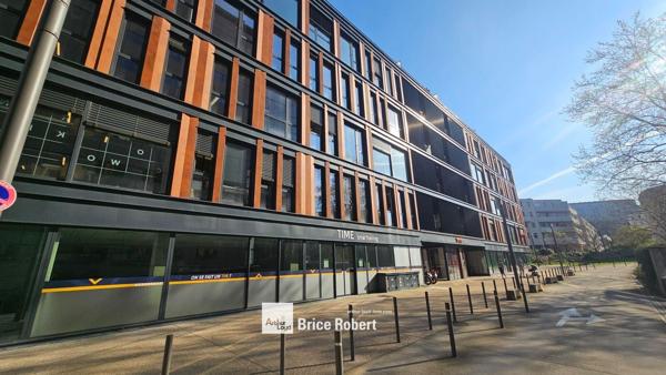 Bureaux à louer en rez de chaussée à Lyon avec accès immédiat métro