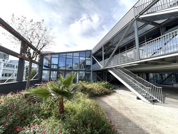 Bureaux à louer à Bordeaux Bassins à Flot 331 m² avec terrasse et parking