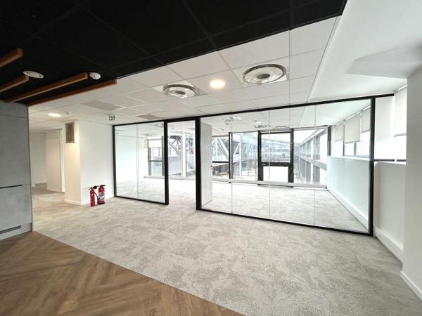 Bureaux à louer à Bordeaux Bassins à Flot 331 m² avec terrasse et parking