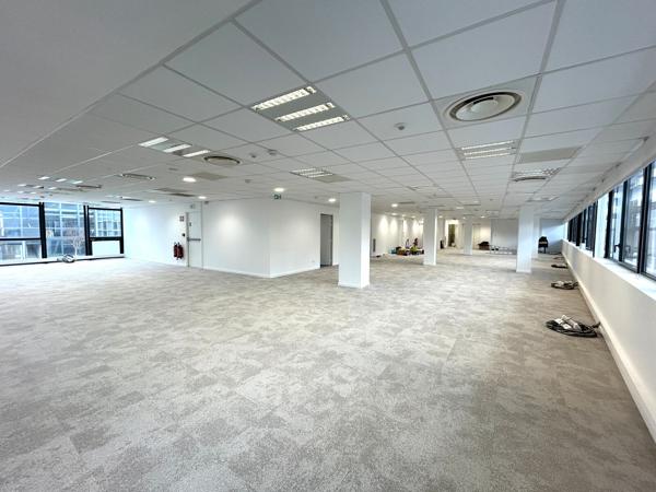Bureaux à louer à Bordeaux Bassins à Flot 331 m² avec terrasse et parking