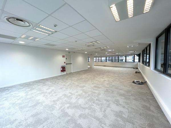 Bureaux à louer à Bordeaux Bassins à Flot 331 m² avec terrasse et parking