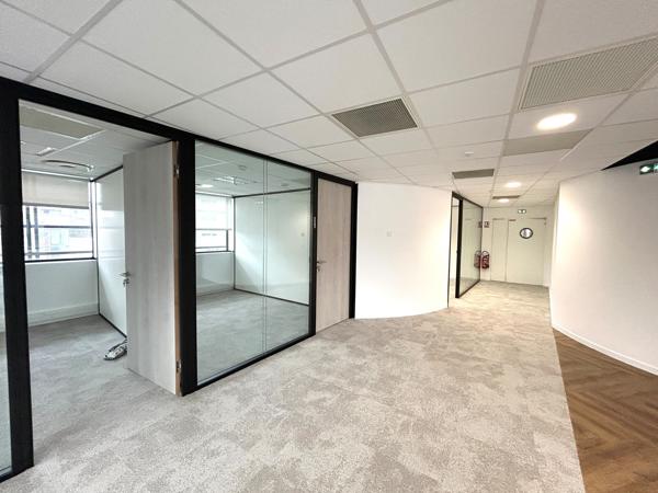 Bureaux à louer à Bordeaux Bassins à Flot 331 m² avec terrasse et parking