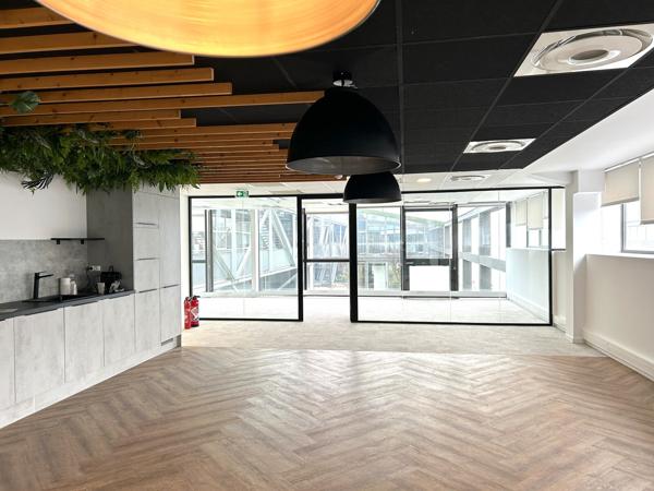 Bureaux à louer à Bordeaux Bassins à Flot 331 m² avec terrasse et parking