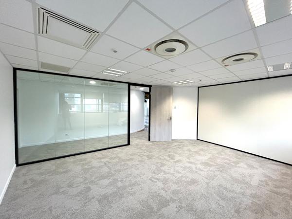 Bureaux à louer à Bordeaux Bassins à Flot 331 m² avec terrasse et parking