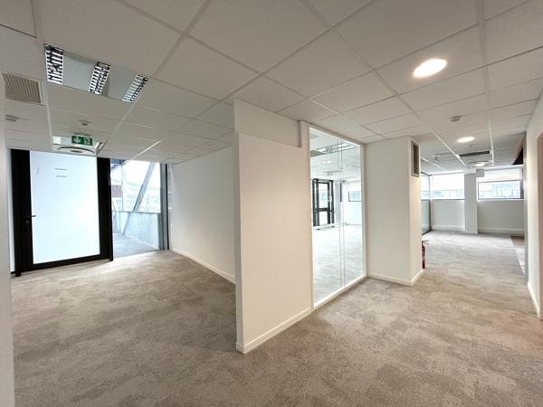 Bureaux à louer à Bordeaux Bassins à Flot 331 m² avec terrasse et parking