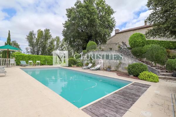 Manoir XVI siècle, vue, avec granges et piscine, proche de Duras