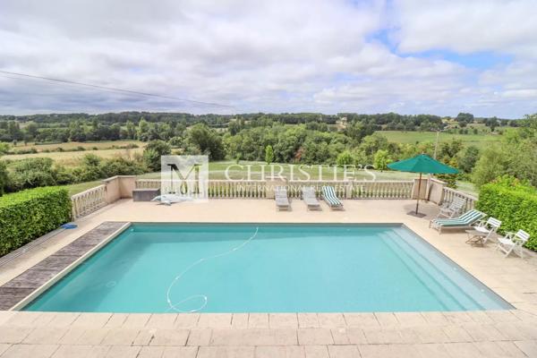 Manoir XVI siècle, vue, avec granges et piscine, proche de Duras