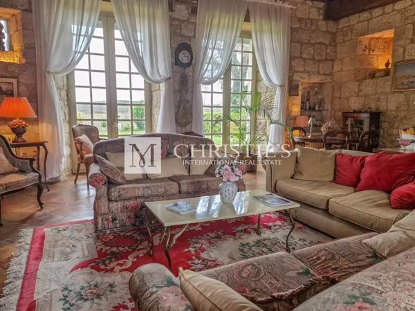 Manoir XVI siècle, vue, avec granges et piscine, proche de Duras